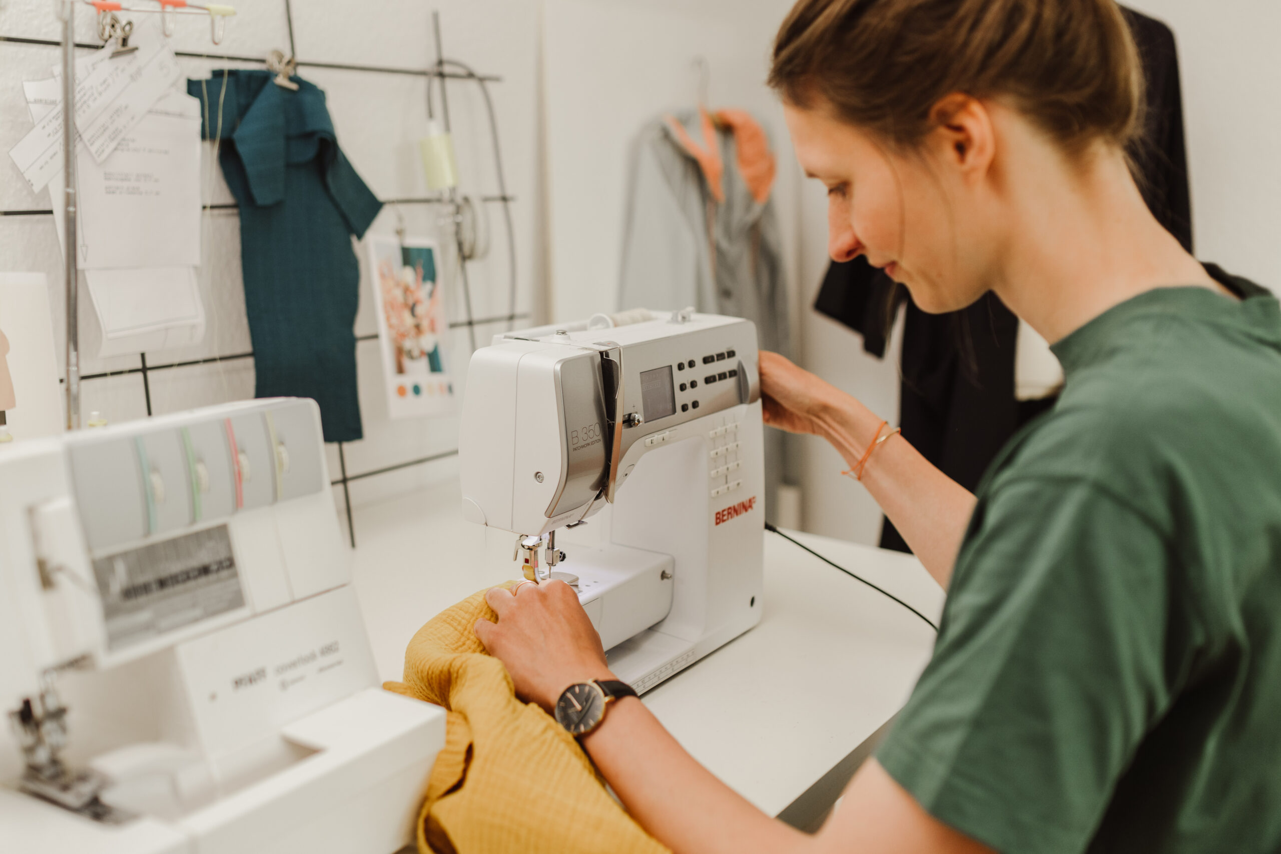 Anna an der Nähmaschine