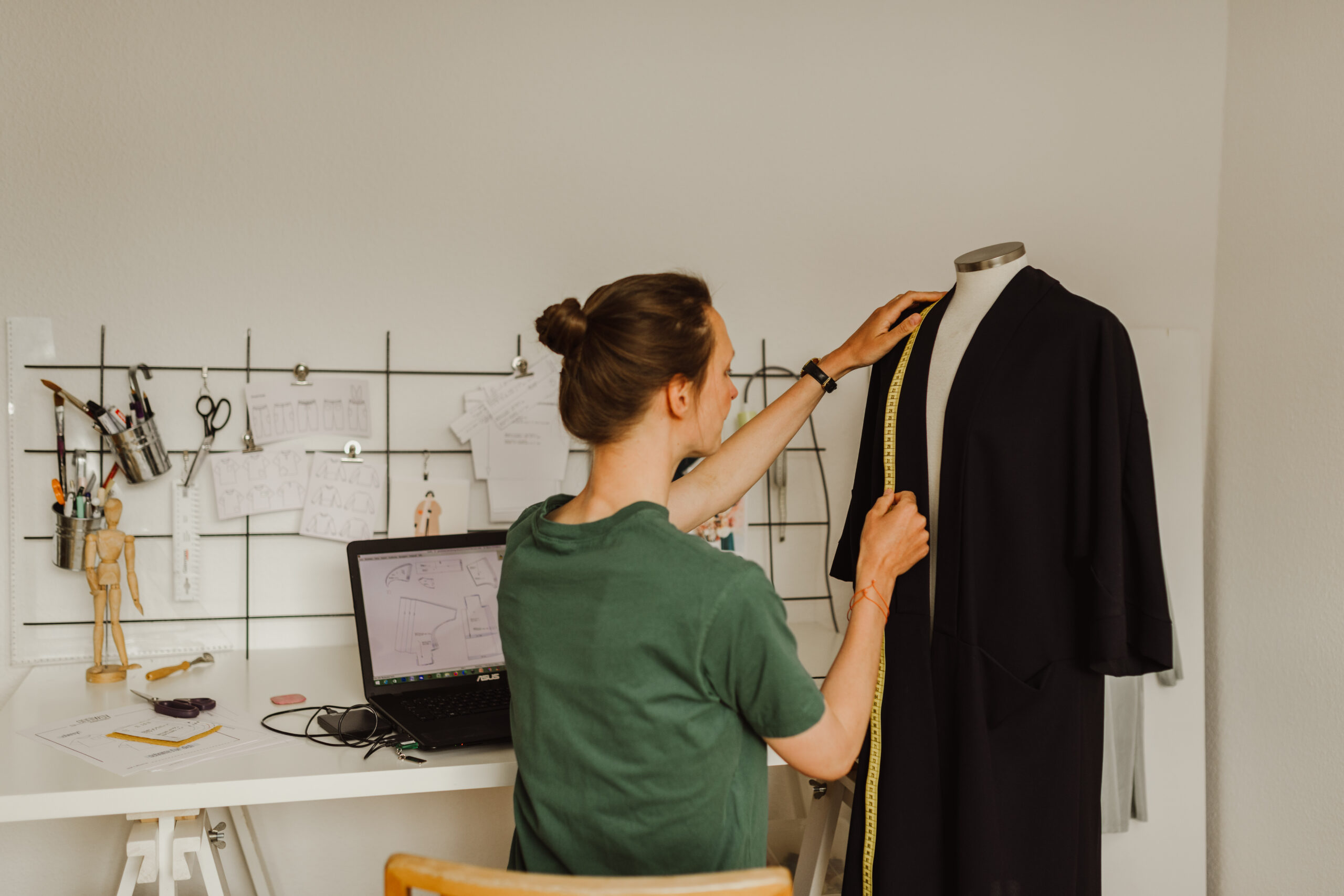 Anna nimmt Maß an einer Schneiderpuppe